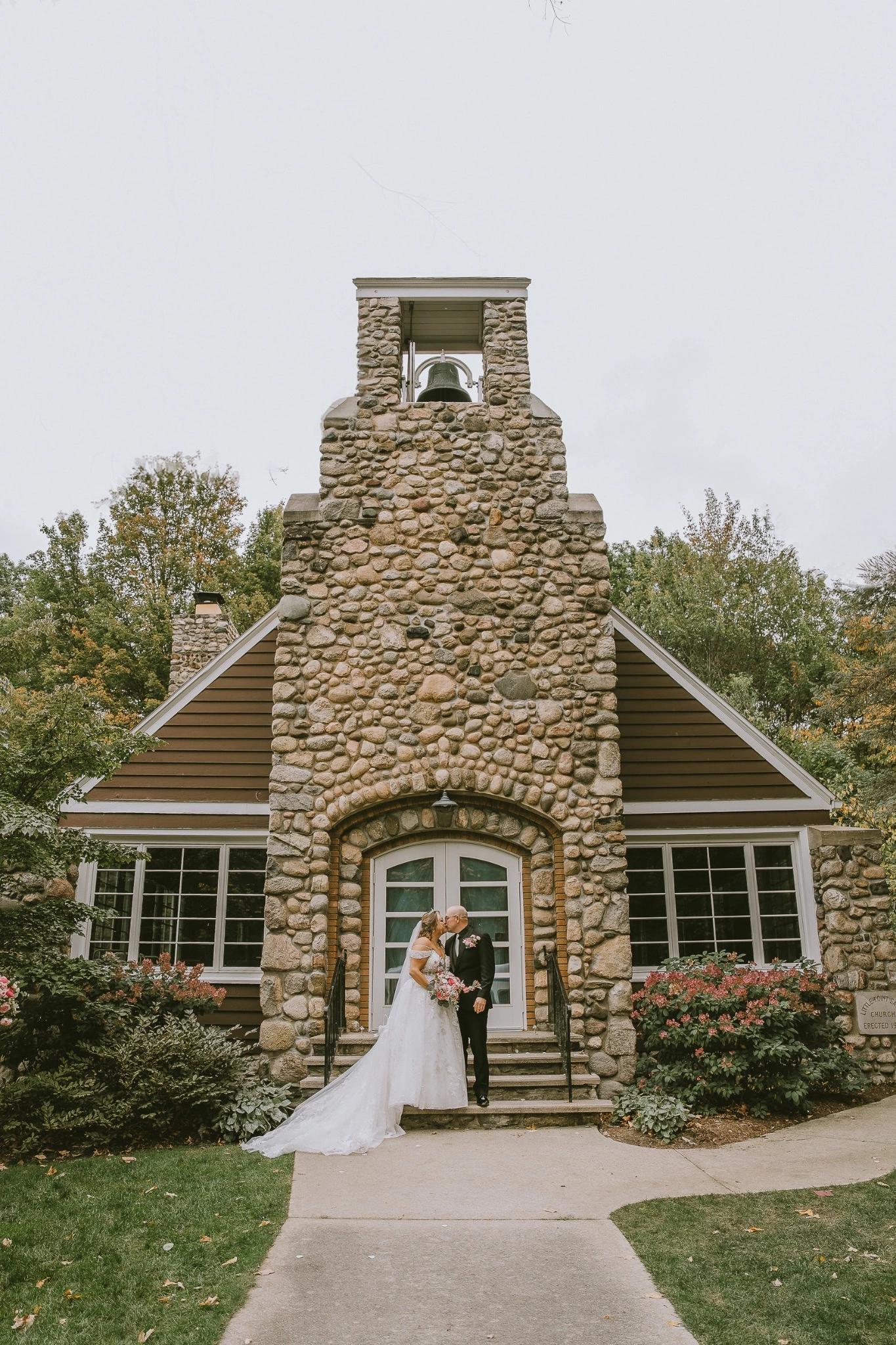 Dostal Digital wedding photography example in the True-to-Color + Natural style