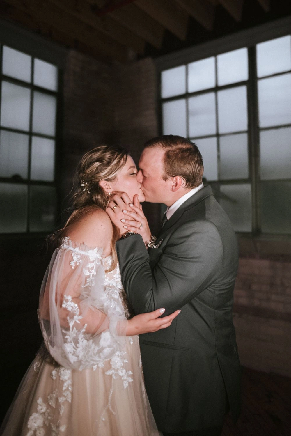 Dostal Digital wedding photography example in the 35mm Film + Film-Inspired + Nostalgic style